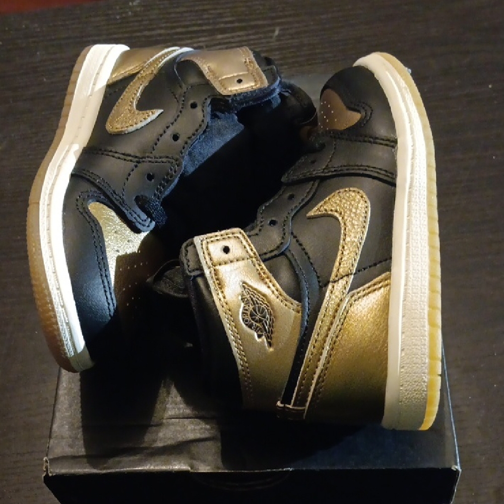 Jordan 1 Retro High OG (TD) "Black Metallic Gold" Childrens 9c NWBOX - Picture 7 of 8